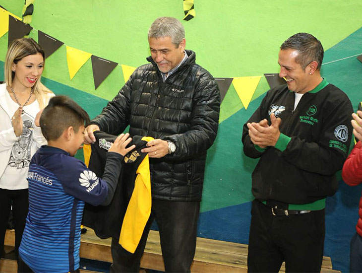 Ferraresi entregó ropa deportiva infantil en los Polideportivos Municipales