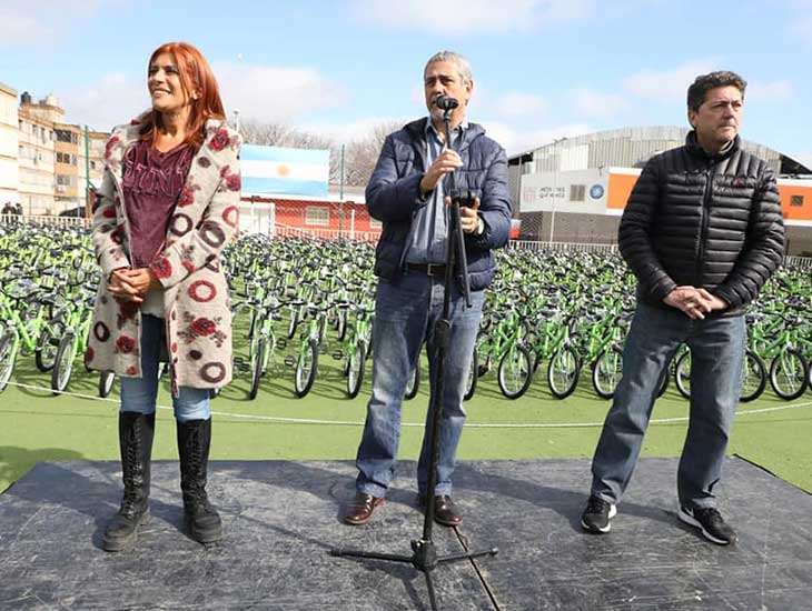 Ferraresi entregó las primeras 1300 bicicletas a alumnos de Avellaneda