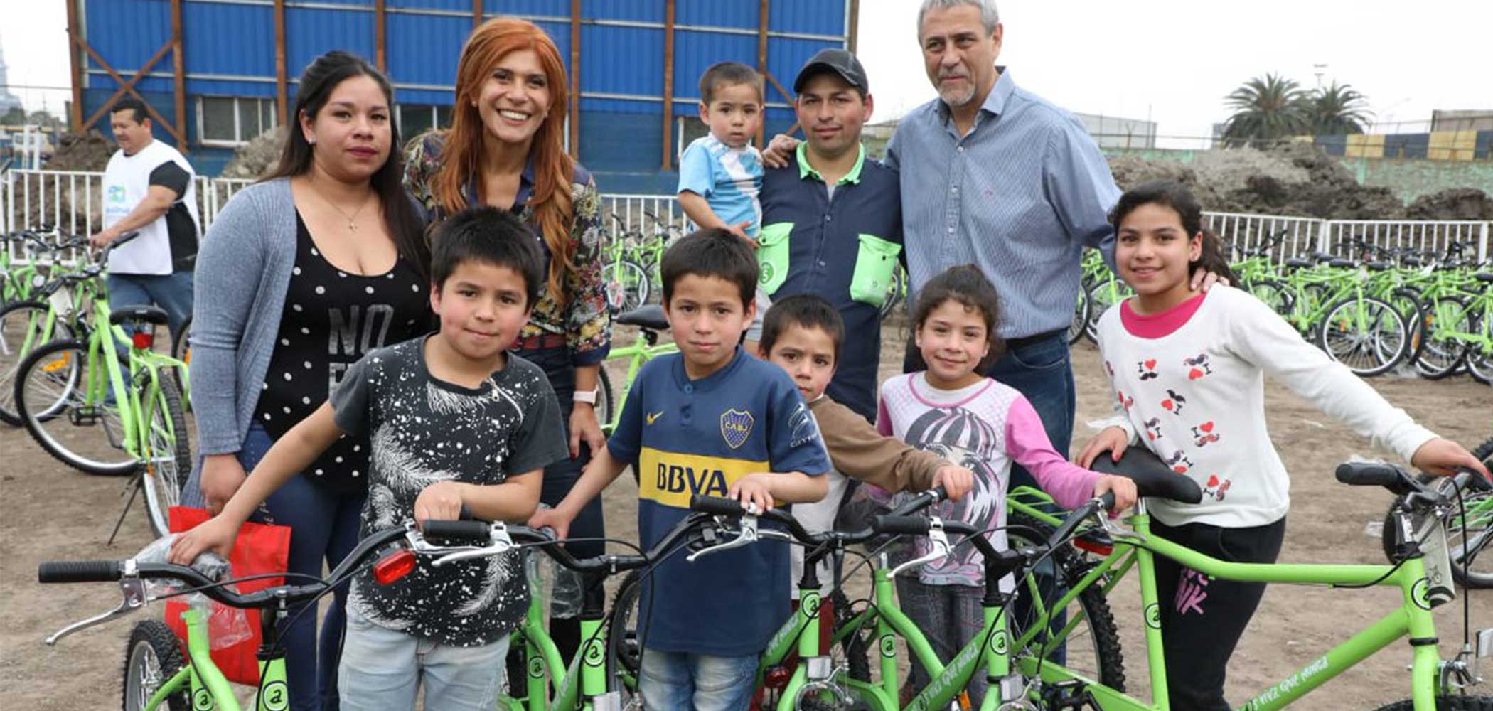 Ferraresi entregó mil bicicletas a estudiantes de Dock Sud