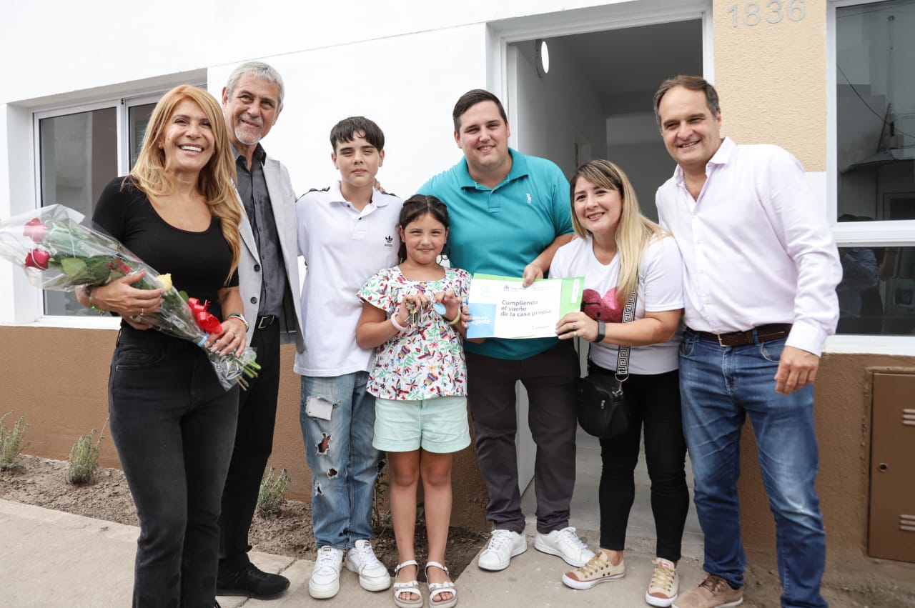 El intendente Ferraresi y el ministro Maggiotti entregaron viviendas en Villa Corina
