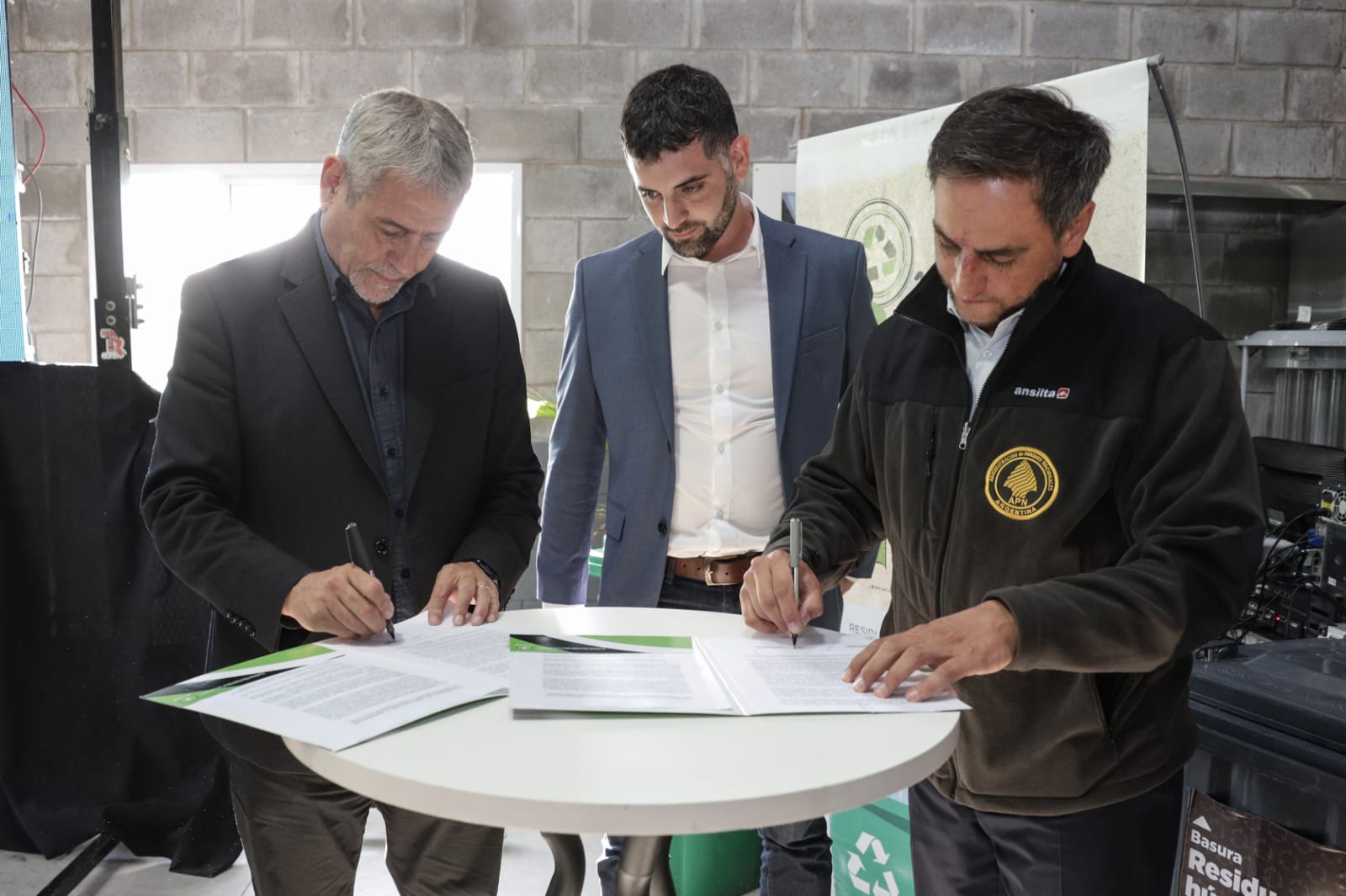 El intendente Ferraresi y el ministro Cabandié firmaron un acuerdo para proteger las reservas naturales municipales
